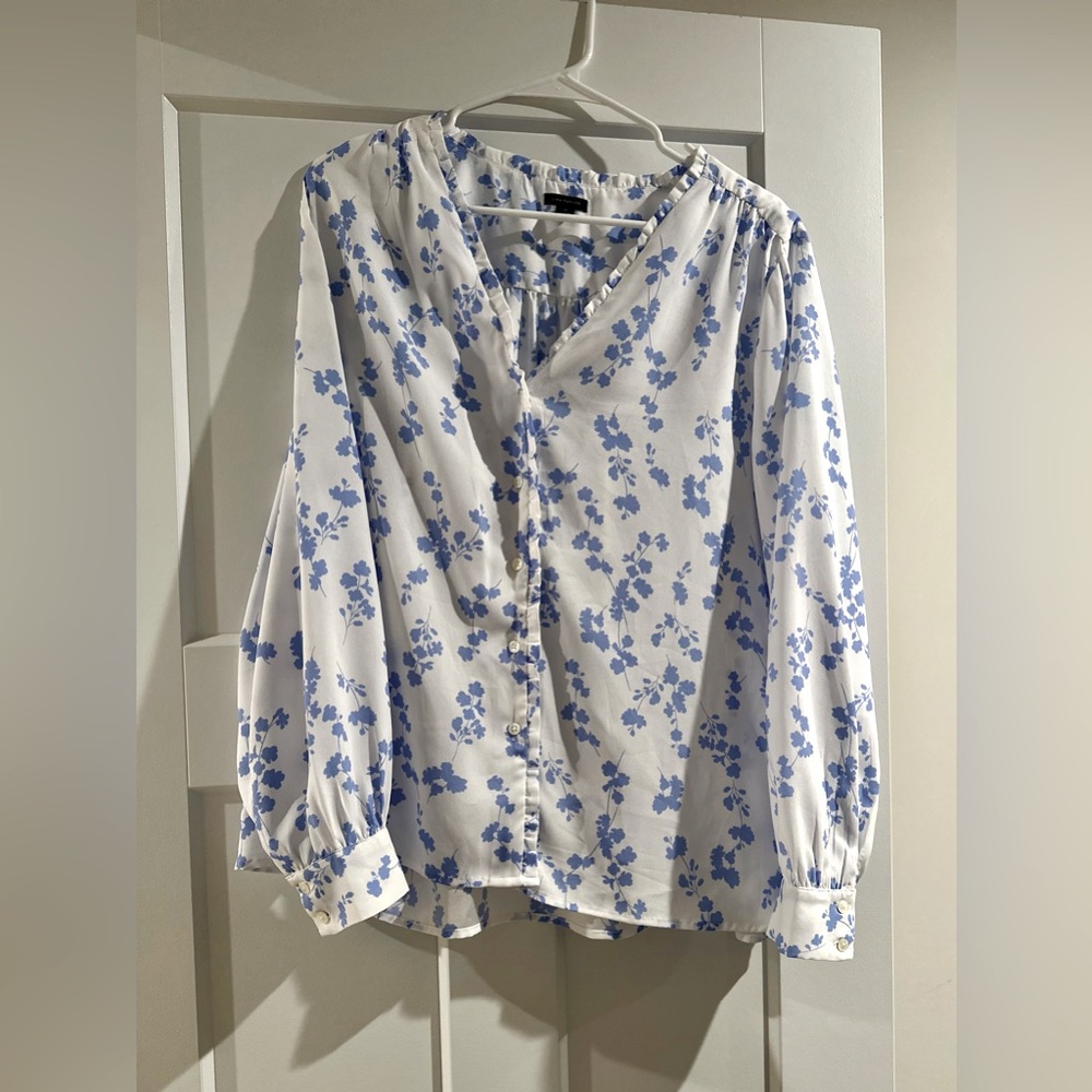 EUC Ann Taylor Periwinkle and White Floral Blouse
